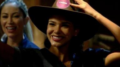 Jakelyne Oliveira com chapéu de fazendeira 