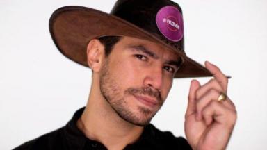 Mariano com chapéu de fazendeiro 