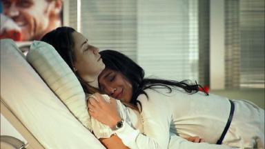 Cena de A Vida da Gente com Manu abraçada a Ana, ambas deitadas numa cama do hospital  