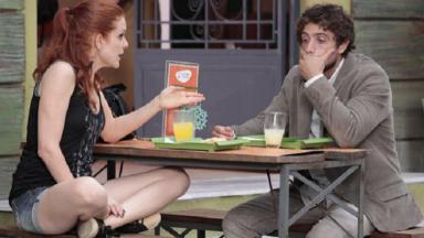Cena de A Vida da Gente com Nanda e Rodrigo sentados numa lanchonete conversando 