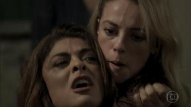 Juliana Paes e Paolla Oliveira como Bibi e Jeiza em cena da novela A Força do Querer, em reprise na Globo 