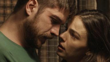Marco Pigossi e Isis Valverde como Zeca e Ritinha em cena da novela A Força do Querer, em reprise na Globo 