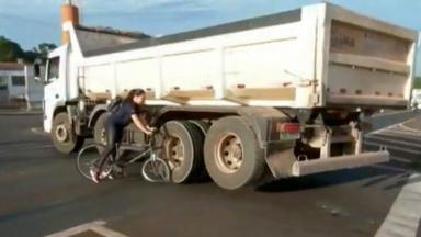 Momento em que ciclista se choca com caminhão 