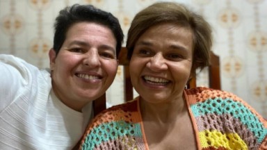 Adriane Bonato e Claudia Rodrigues sorridentes 