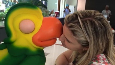 Alessandra Euzébio beijando o boneco do Louro José 