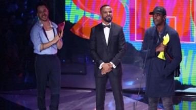 Alexandre Pires e Seu Jorge no palco do Prêmio Multishow ao lado de Junior Lima 
