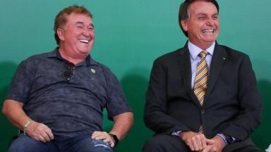 Amado Batista rindo ao lado de Jair Bolsonaro 