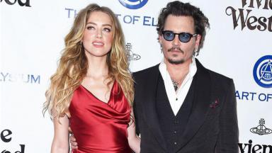 Amber Heard e Johnny Depp sorrindo 