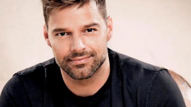 De barba, Ricky Martin posa para foto 