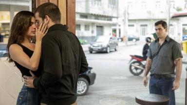 Isis Valverde, Humberto Carrão e Juliano Cazarré em cena de Amor de Mãe 