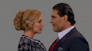 Cena de Amores Verdadeiros com Jose Angelo olhando para outra mulher 