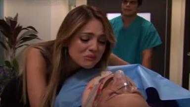 Cena de Amores Verdadeiros com Nikki chorando enquanto a mãe está na maca do hospital 