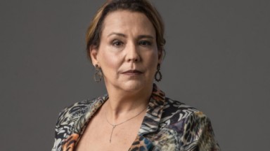 Ana Beatriz Nogueira como Elenice na novela Um Lugar ao Sol, em exibição na Globo 