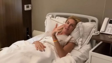 Ana Hickmann acenando em leito hospitalar 