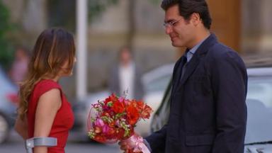Lúcio dando flores a Ana 