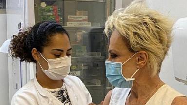Ana Maria Braga sendo imunizada 
