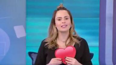 Ana Paula Renault segura emoji de coração no Fofocalizando 