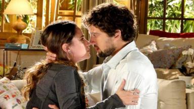 Ana e Rodrigo quase se beijam em cena de A Vida da Gente 