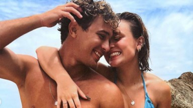 Larissa Manoela abraçando André Luiz Frambach na praia 
