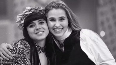 Mara Maravilha e Andréa Sorvetão abraçadas em foto antiga, em preto e branco 