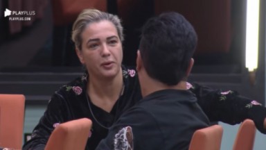 Andreia Andrade e Nahim de roupas pretas conversando na mesa da cozinha do Power Couple 