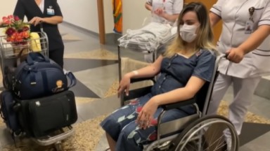 Andressa Urach de cadeira de rodas deixando hospital 