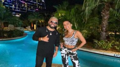Anitta posa ao lado de Alex Sensation na Flórida 