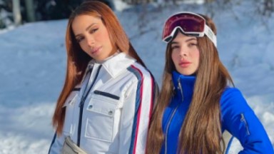 Anitta e Gkay pousando para foto com roupas de esquiar em Aspen, nos EUA 