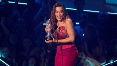 Anitta no VMA 2022 recebendo o troféu 
