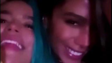 Print do vídeo em que Anitta aparece com rosto colado em Karol G durante festa 