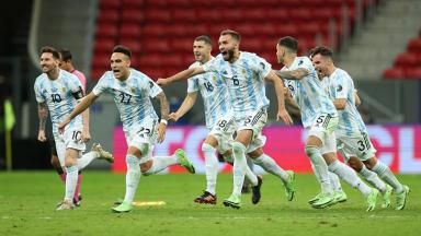 Jogadores da Argentina comemorando vitória nos pênaltis 
