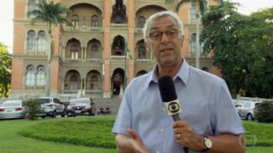 Ari Peixoto durante uma reportagem externa para a Globo 