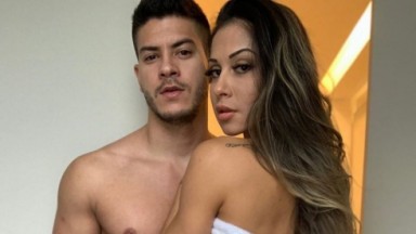 Arthur Aguiar e Maíra Cardi posam para foto sensual no Instagram 