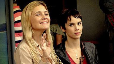 Nina (Débora Falabella) e Carminha (Adriana Esteves) em Avenida Brasil 