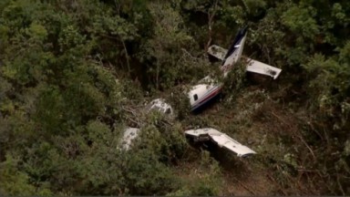 Aeronave destroçada em meio à mata da fazenda de Nelson Piquet 