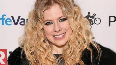 Avril Lavigne sorrindo 