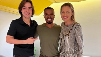 João Guilherme posa com Alexandre Pires e Anne Lottermann nos bastidores de Faustão na Band 
