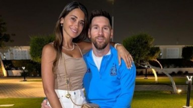 Antonela Roccuzzo e Lionel Messi posando para foto abraçados e sorrindo 