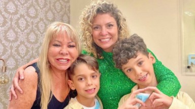 Bárbara Borges sorridente posa com a mãe e os filhos Martim e Theo 