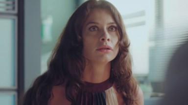 Alinne Moraes como Bárbara em cena da novela Um Lugar ao Sol, em exibição na Globo 