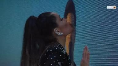 Juliette beijando telão durante show virtual de Luan Santana no BBB21 