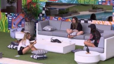 Bruna, Larissa e Amanda em conversa na área externa do BBB 23, enquanto Aline dormia 