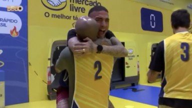 MC Guimê e Ricardo se abraçando e comemorando vitória no BBB 23 