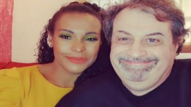 Solange Vega de blusa amarela ao lado do marido, Tibério Cavgnini, de camiseta preta 