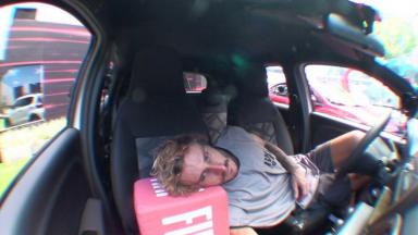 Alan deitado no banco do carro durante a prova 