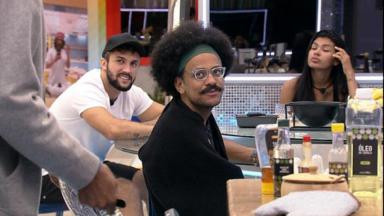 Arthur, João Luiz e Pocah sentados na cozinha do BBB21 