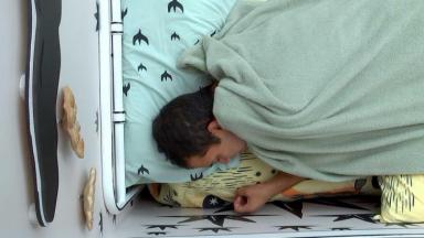 Gilberto chora deitado na cama do quarto cordel 