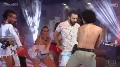 Gilberto dança Britney Spears durante festa 