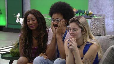 Camilla de Lucas, João Luiz e Viih Tube aparecem emocionados sentados no sofá em almoço do anjo do BBB21 