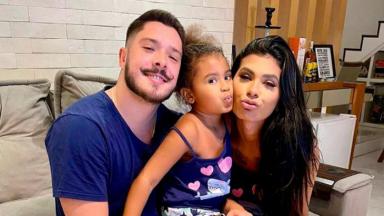 Ronan Souza, Vitória e Pocah posam juntos na casa da funkeira 